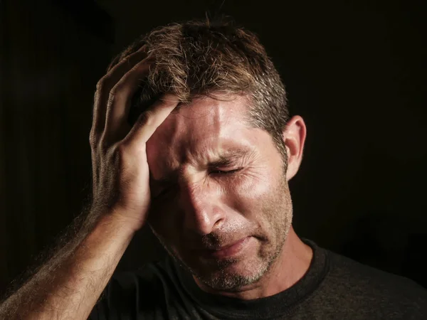 Close Retrato Homem Triste Deprimido Com Mão Rosto Olhando Sentimento — Fotografia de Stock