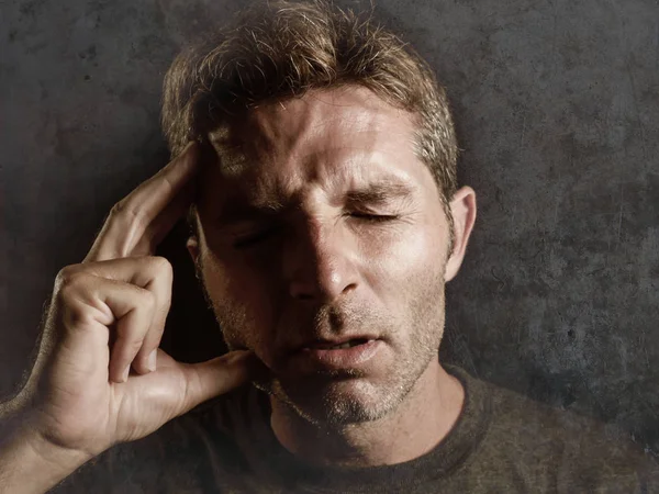 depresyon ve baş ağrısı ile sağlık ve migren kavramı endişeli ve hasta üzerinde izole grunge siyah seyir stres tempo kafasında yandan genç çekici ve üzgün adam