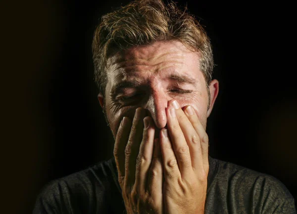 Ung Ledsen Och Förkrossad Man Gråter Desperat Täcker Ansiktet Med — Stockfoto