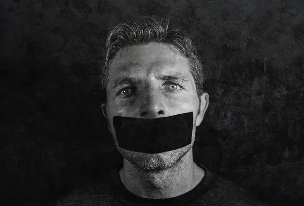Młody Człowiek Jamy Ustnej Warg Uszczelnione Pokryte Taśmą Klejącą Cenzury — Zdjęcie stockowe