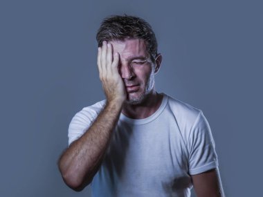 El hayal kırıklığı ve depresyon ve üzüntü yüz ifadesi izole kavramı gri arka planda çaresiz umutsuz hissediyorum seyir yüzündeki üzgün ve depresyonda adam portresi