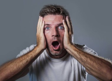 Genç portresi çekici Kafkas şokta adam ve elle ağzı ve gözleri güvensizlik ve sürpriz yüz ifade izole arka plan üzerine açık paniğe onun yüzünde şaşırttı