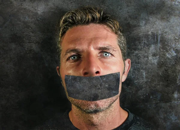 Молодой Человек Заклеенным Ртом Губами Заклеенный Липкой Лентой Цензуре Принуждал — стоковое фото
