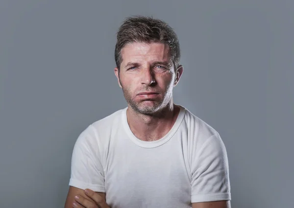 Retrato Joven Atractivo Estresado Hombre Caucásico Camiseta Blanca Aburrido Cansado — Foto de Stock