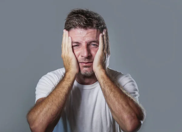 Retrato Homem Triste Deprimido Com Mãos Rosto Olhando Sentimento Desesperado — Fotografia de Stock