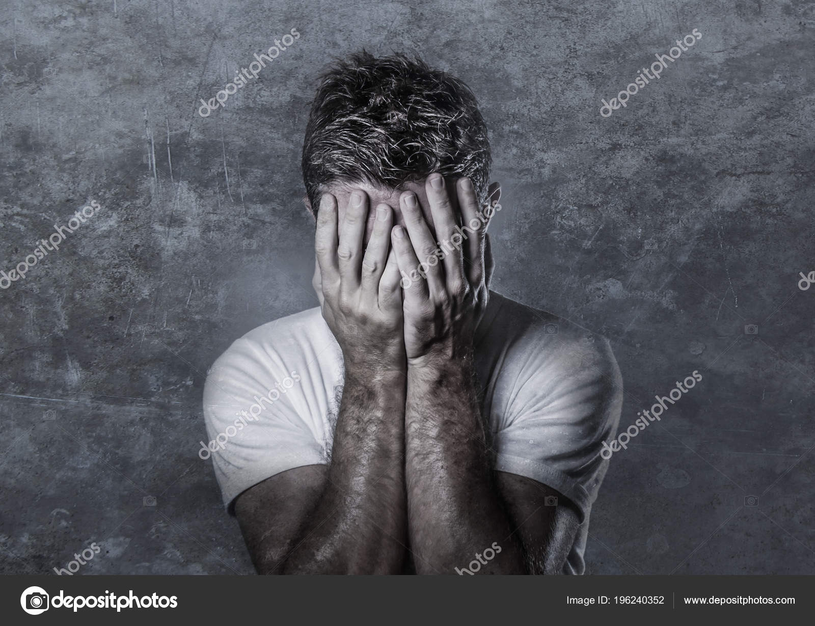 Retrato Detalhado De Um Homem Muito Triste, Deprimido, Sozinho,  Desapontado, Descansando O Rosto Em Mãos, Perfil Lateral Isolado Imagem de  Stock - Imagem de decepcionado, adulto: 135662853