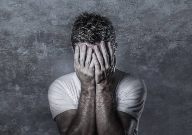 depresyon ve üzüntü yüz ifadesi izole kavramı grunge arka plan sinirli ve çaresiz umutsuz hissediyorum seyir elleriyle yüzünü kapsayan üzgün ve depresyonda adam portresi
