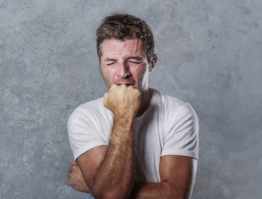 Onun yumruk umutsuz hayal kırıklığı ve depresyon ve üzüntü yüz ifadesi izole kavramı grunge arka plan çaresiz hissediyor ısırma üzgün ve depresyonda adam portresi