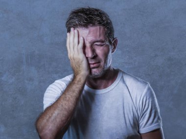 El hayal kırıklığı ve depresyon ve üzüntü yüz ifadesi izole kavramı gri arka planda çaresiz umutsuz hissediyorum seyir yüzündeki üzgün ve depresyonda adam portresi