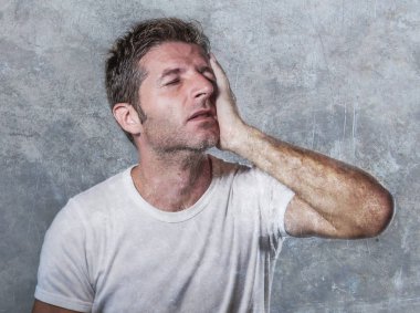 El hayal kırıklığı ve depresyon ve üzüntü yüz ifadesi izole kavramı grunge arka plan çaresiz umutsuz hissediyorum seyir yüzündeki üzgün ve depresyonda adam portresi