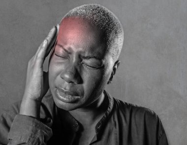 çekici ve üzgün siyah afro Amerikan olan genç kadın acı baş ağrısı ve migren duygu onun baş tempo parmaklar vurguladı ve siyah beyaz izole arka plan boğulmuş