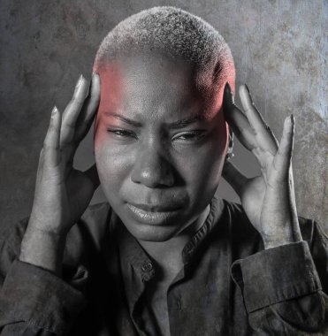 çekici ve üzgün siyah afro Amerikan olan genç kadın acı baş ağrısı ve migren duygu onun baş tempo parmaklar vurguladı ve siyah beyaz izole arka plan boğulmuş