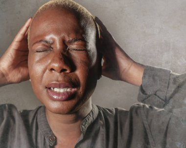 baş duygu ile mutsuz ve umutsuz depresyon dramatik yüz ifade izole acı elele çaresizlik içinde ağlayan genç şık üzgün ve depresyonda afro Amerikan siyah kadın 