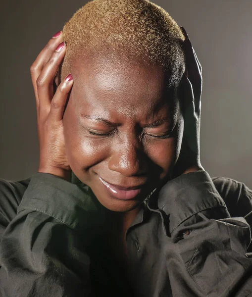 年轻时尚的悲伤和沮丧的黑人黑人妇女哭在绝望中抱着头与手感觉悲惨和绝望的痛苦抑郁症在戏剧性的表情孤立 — 图库照片