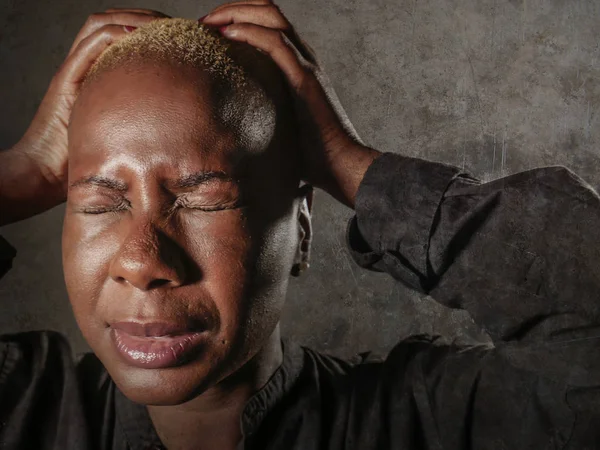 Stijlvolle Triest Depressief Afro Amerikaanse Zwarte Jongedame Huilen Wanhoop Hoofd — Stockfoto