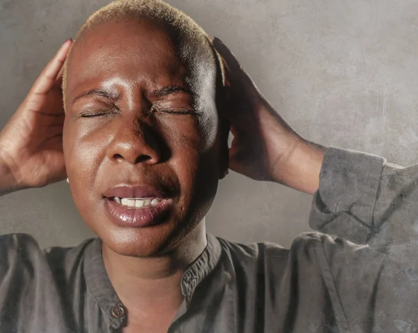 baş duygu ile mutsuz ve umutsuz depresyon dramatik yüz ifade izole acı elele çaresizlik içinde ağlayan genç şık üzgün ve depresyonda afro Amerikan siyah kadın 