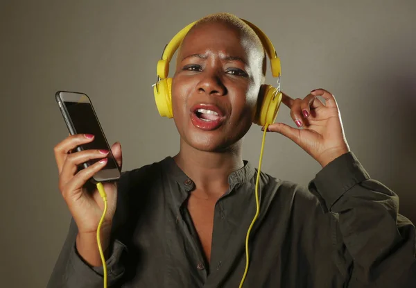 Ευτυχής Και Ελκυστικό Αφρο Αμερικανική Γυναίκα Κίτρινο Ακουστικά Και Ακούγοντας — Φωτογραφία Αρχείου