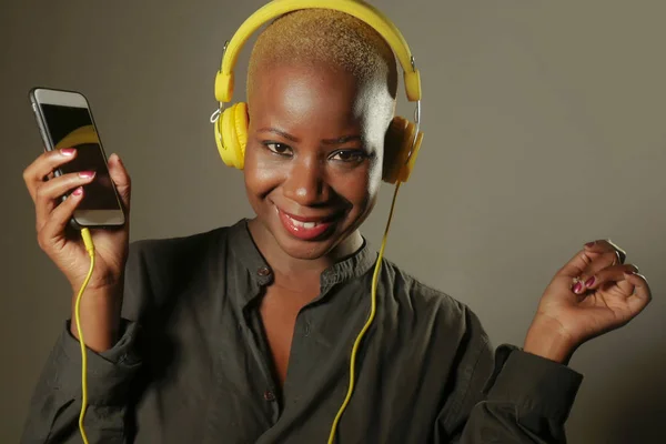 Ευτυχής Και Ελκυστικό Αφρο Αμερικανική Γυναίκα Κίτρινο Ακουστικά Και Ακούγοντας — Φωτογραφία Αρχείου