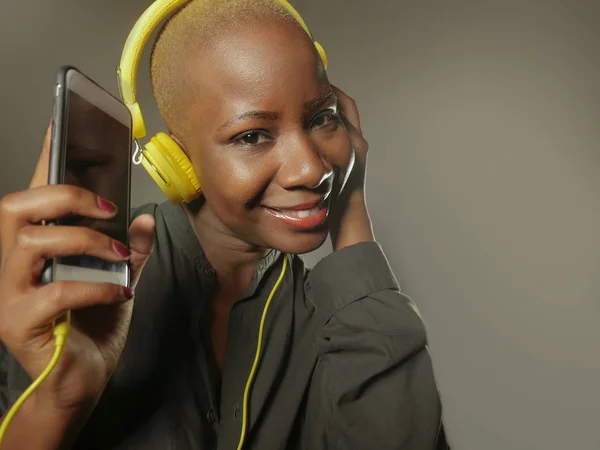Mladá Šťastná Atraktivní Afro Američanka Žlutým Sluchátka Mobilní Telefon Poslouchat — Stock fotografie
