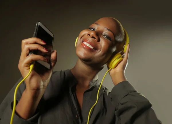 Mladá Šťastná Atraktivní Afro Američanka Žlutým Sluchátka Mobilní Telefon Poslouchat — Stock fotografie
