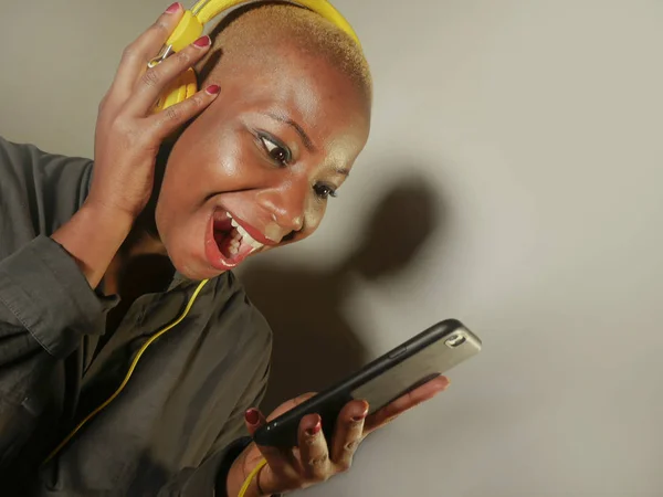 Młody Szczęśliwy Atrakcyjne Afro American Kobieta Żółty Słuchawek Telefonu Komórkowego — Zdjęcie stockowe