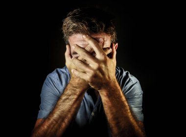 üzgün ve depresyonda adam çaresiz ağlama elleriyle yüzünü kapsayan dramatik portresi depresyon ve üzüntü duygu kavram siyah arka plan üzerine izole sorun acı acı 