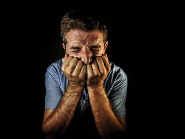 dramatik çekici üzgün ve depresyonda olan adam onun yüz ağlıyor el umutsuz portresi depresyon ve üzüntü duygu kavram siyah arka plan üzerine izole sorun acı acı 