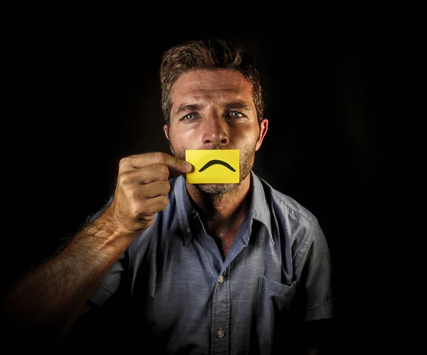 Retrato Dramático Jovem Atraente Deprimido Homem Segurando Papel Com Sorridente — Fotografia de Stock