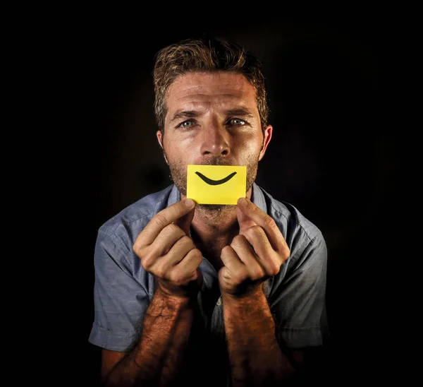 Retrato Dramático Conceitual Jovem Deprimido Homem Segurando Papel Com Alegre — Fotografia de Stock