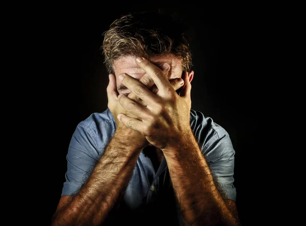 Dramático Retrato Hombre Triste Deprimido Cubriendo Cara Con Las Manos — Foto de Stock