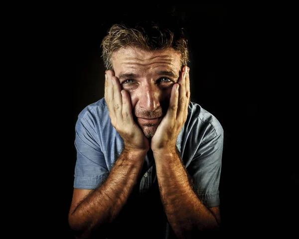 Dramático Retrato Atractivo Hombre Triste Deprimido Con Las Manos Cara —  Fotos de Stock