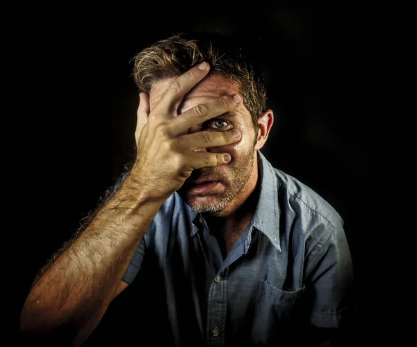 Närbild Dramatiska Porträtt Ung Attraktiv Man Täcker Ansiktet Med Händerna — Stockfoto