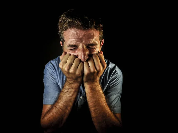 Retrato Dramático Homem Triste Deprimido Atraente Com Mãos Rosto Chorando — Fotografia de Stock