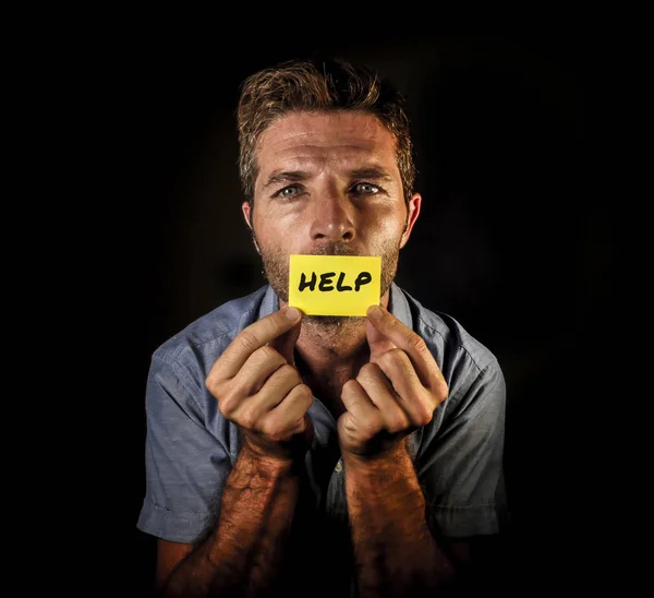 Retrato Dramático Jovem Bonito Deprimido Homem Segurando Papel Pedindo Ajuda — Fotografia de Stock