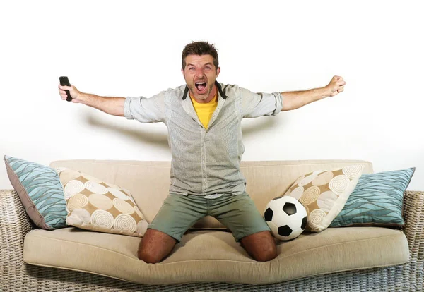 Jovem Futebol Entusiasta Comemorando Objetivo Louco Feliz Pulando Sofá Casa — Fotografia de Stock