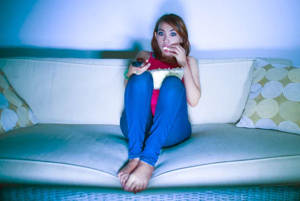 Genç Güzel Latin Kadın Tamamen Evde Oturan Koltuk Kanepe Geç — Stok fotoğraf