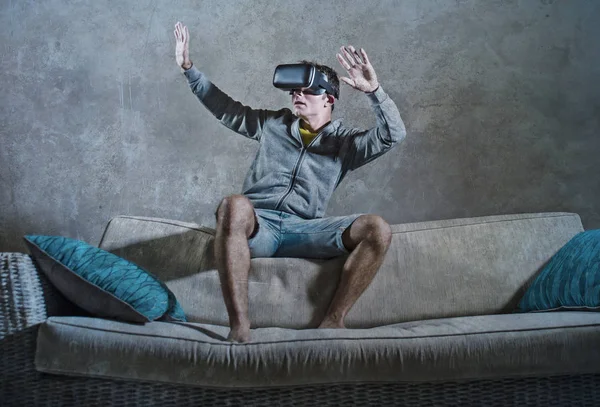 Joven Hombre Excitado Excitado Casa Con Gafas Realidad Virtual Divertirse:  fotografía de stock © TheVisualsYouNeed #245897662