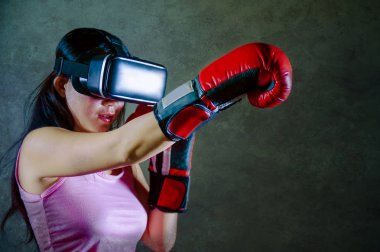 boks eldivenleri video Vr sanal gerçeklik kullanarak oyun oynarken olan kadın portresi simüle boksör 3 boyut yanılsama oyun ve teknoloji aygıt kavramı savaşta mücadele gözlükler