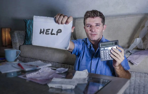 Jovem Atraente Preocupado Estressado Homem Casa Calculando Mês Despesas Fiscais — Fotografia de Stock