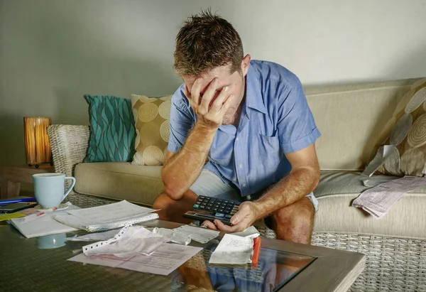 Jovem Atraente Preocupado Estressado Homem Casa Calculando Mês Despesas Fiscais — Fotografia de Stock