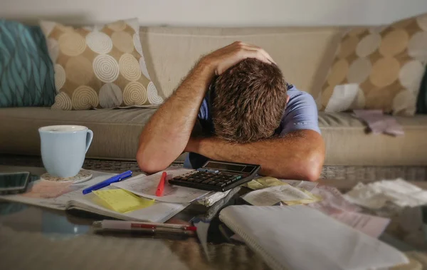 Inquiet Stressé Homme Maison Calculer Les Dépenses Fiscales Mois Avec — Photo