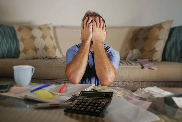 Bezorgd Benadrukt Man Aan Huis Berekenen Maand Belastingen Met Rekenmachine — Stockfoto