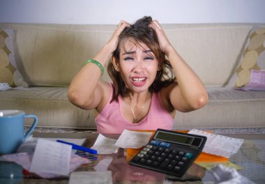 genç çekici vurguladı ve İspanyol kadın saçlarını bankacılık ve iç muhasebe stres ve mali sorun aylık masraflar borç hesaplama stres acı çekerek endişeli 