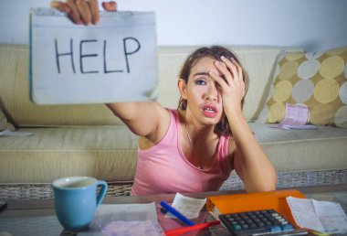 aylık giderleri ve borç kontrol hesaplama genç güzel üzgün ve endişeli kadın evrak ve receits hayal kırıklığına banka ve yurtiçi finans sorun kavram yardım talebinde boğulmuş