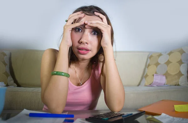 Молодая Напряженная Обеспокоенная Женщина Страдающая Стрессом Рассчитывая Ежемесячные Счета Задолженность — стоковое фото