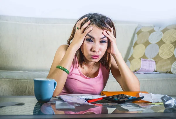 年轻的压力和担心的妇女承受压力计算月费账单和债务在国内会计财务问题概念覆盖面对与手沮丧 — 图库照片
