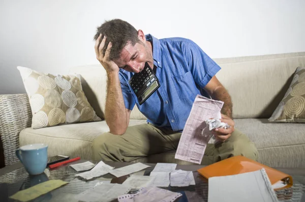 Jovem Estressado Oprimido Homem Mordendo Calculadora Segurando Bagunça Banco Recibos — Fotografia de Stock