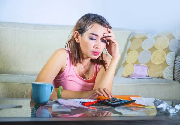 Ritratto Ravvicinato Della Giovane Bella Donna Concentrata Sul Divano Casa — Foto Stock