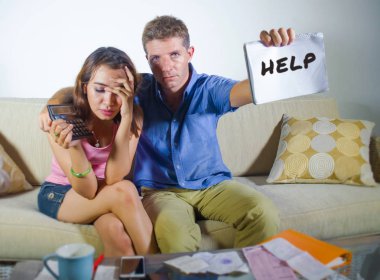 birlikte Yurtiçi Finansman giderleri Vergi ve ekonomik sorun para dengesi hesaplama kanepe evde stres mali muhasebe genç çekici üzgün ve endişeli çift