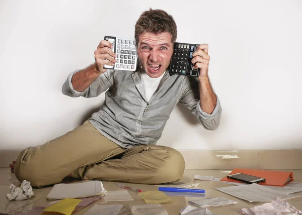 Joven Desesperado Estresado Triste Hombre Preocupado Holding Calculadora Contabilidad Pagos —  Fotos de Stock